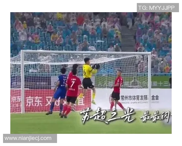 足球明星灿烂笑容瞬间捕捉展现运动魅力与激情的完美结合