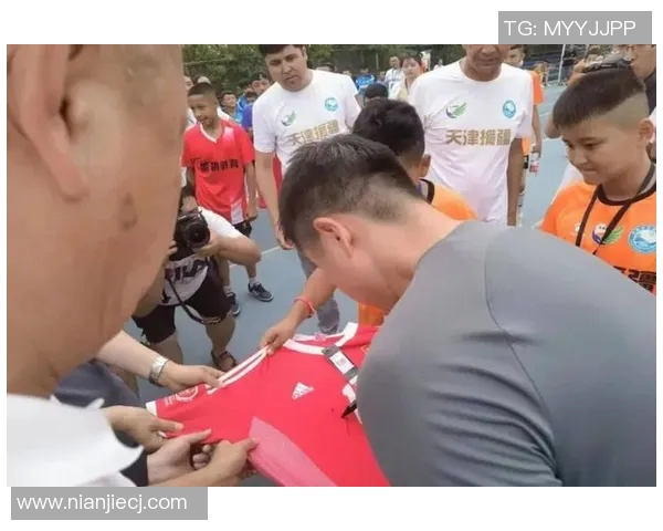 足球明星与路人亲密合照瞬间视频记录引发热议与关注